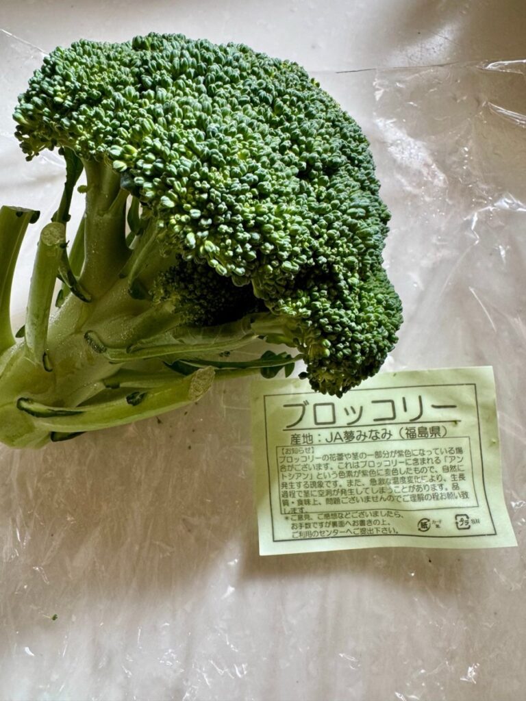 パルシステムから届いたブロッコリーと、産地が書かれたラベル